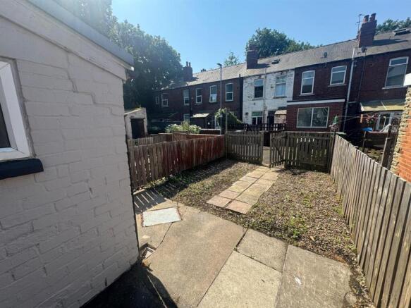 2 bed Terraced to rent Image 7