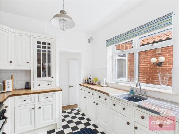 5 bed Detached for sale Image 5