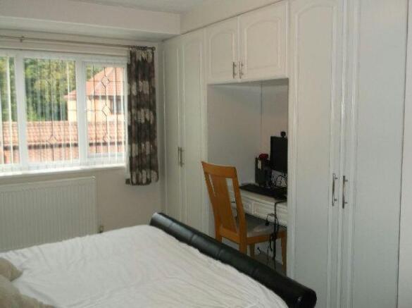 Bedroom 1 pic 2