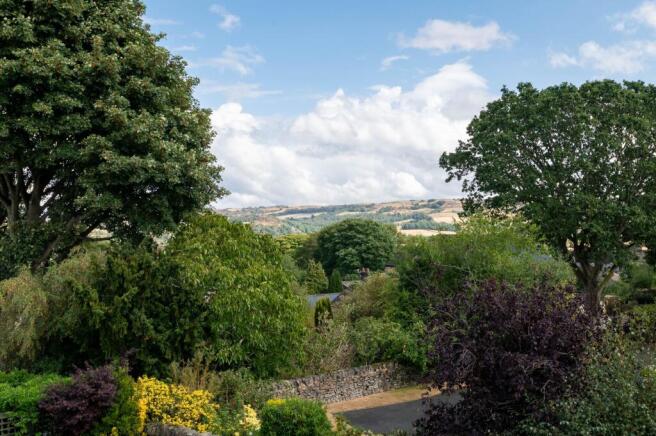 5 bed Detached for sale Image 4