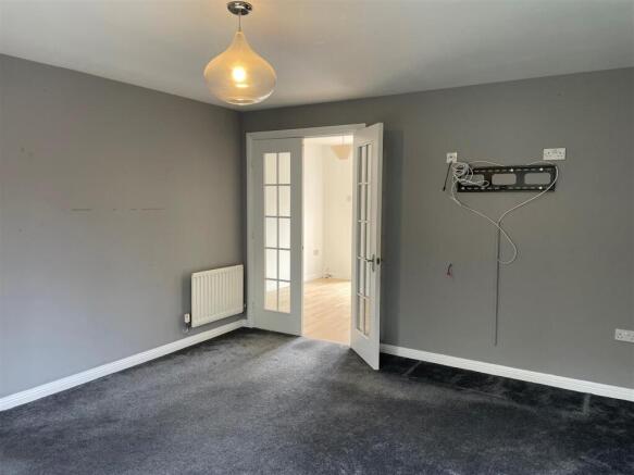 17 Meadow Close - Living Room 1.jpg