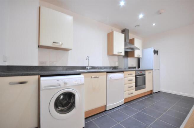2 bed Apartment to rent Image 4