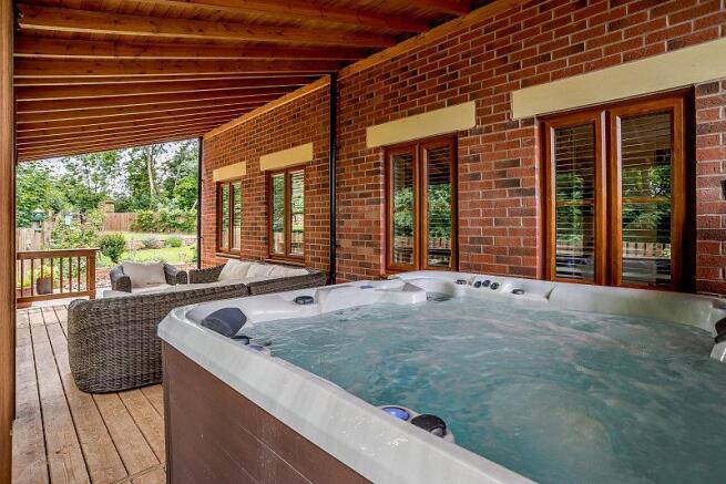 Covered Leisure Area & Hot Tub