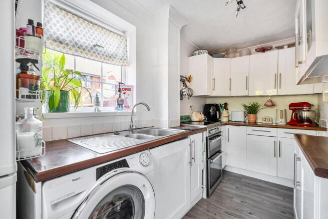2 Bedroom End Terrace | Wraparound Garden & Summer House | Allocated Parking | Brand New Boiler photo 4