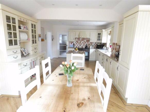 LARGE DINING KITCHEN