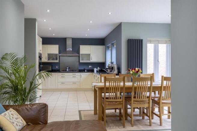 4 bed Detached for sale Image 6