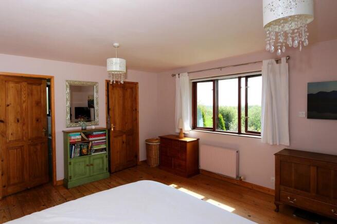 005 Bedroom 1.JPG