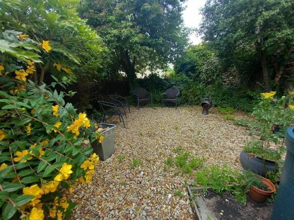 8a Cross St gdn.jpg