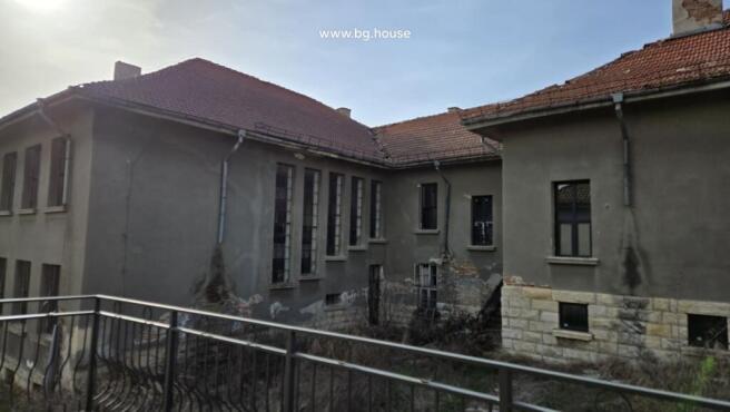 Side perspective of the school building highlighting its window arrangement and roof
