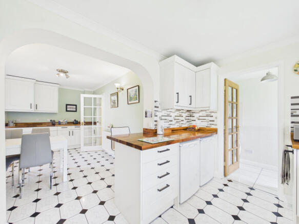 CAM01354G0-PR0693-STILL012