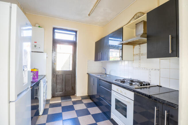 Spacious 4-Bedroom Terraced House with Driveway �