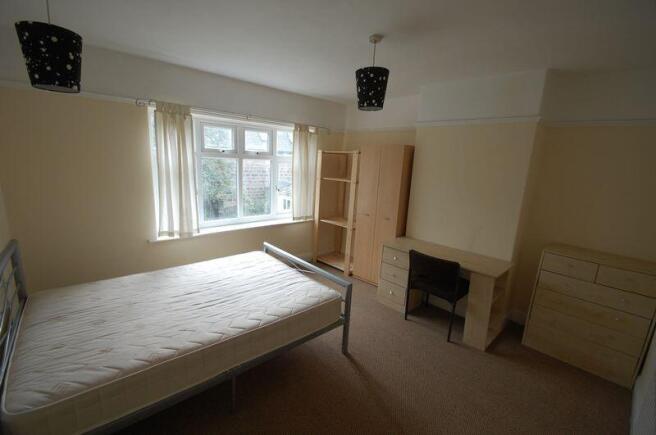 4 bed House to rent Image 5