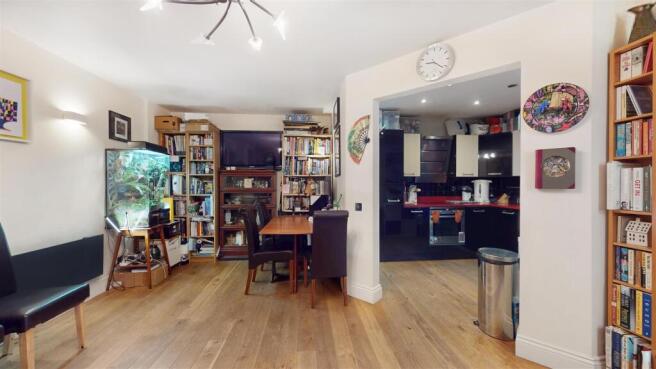 Flat 8 Park East Building, Bow Quarter - FRwKLYj2Y