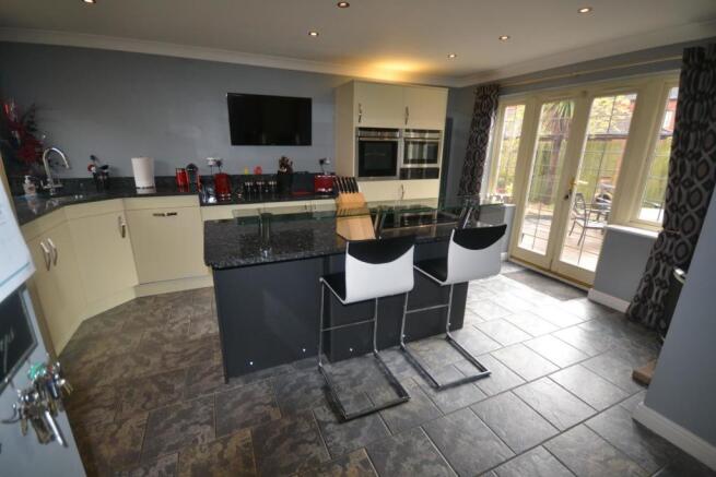 BESPOKE FITTED KITCHEN