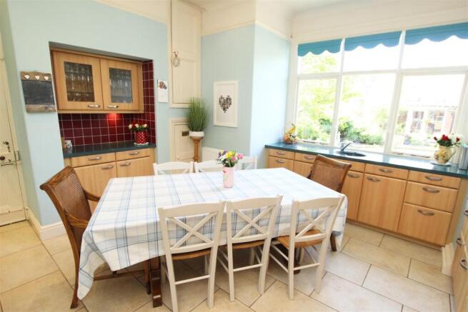 4 bed Detached for sale Image 10