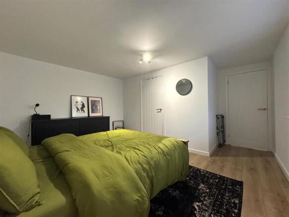 BEDROOM .JPG