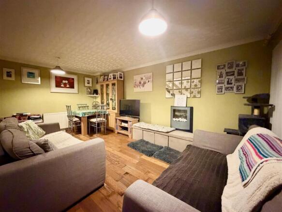 LOUNGE/DINER