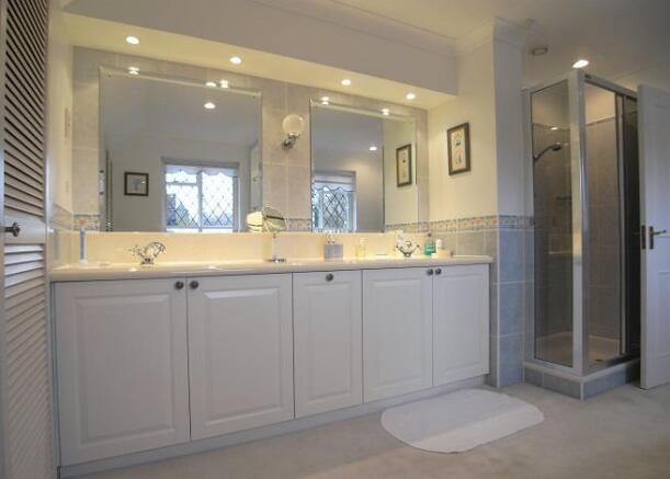 En-suite to Bed 1