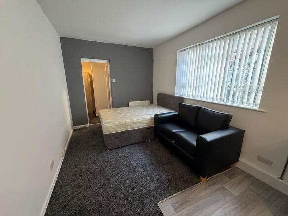 Studio to rent Image 6