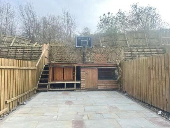 4 bed House to rent Image 5