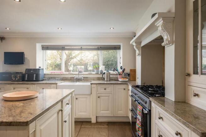 4 bed Detached for sale Image 4