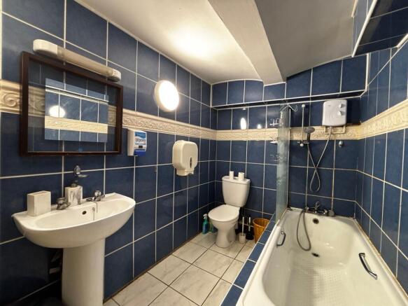 Bright bathroom suite with a full-sized bath...
