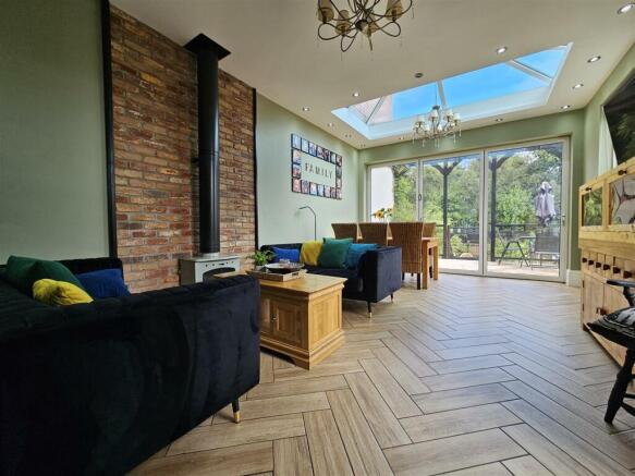 LIVING/DINING AREA