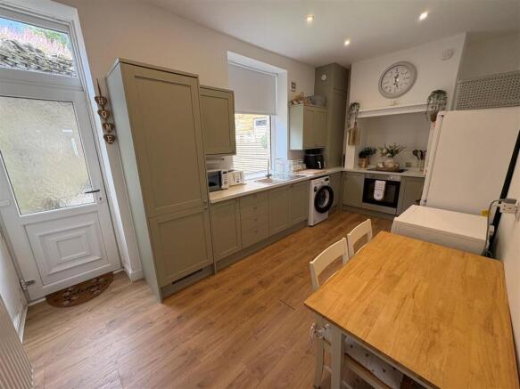 3 bed Semi-Detached for sale Image 4