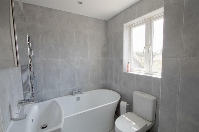ensuite bath.jpg