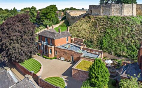 Castle Moat House, 18 Drury Lane, Lincoln, LN1