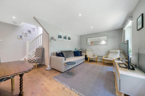 London Court, Newbury, RG14