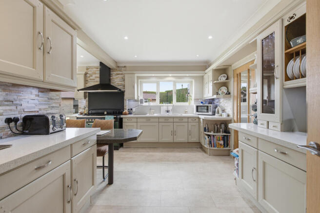 4 bed Detached for sale Image 8