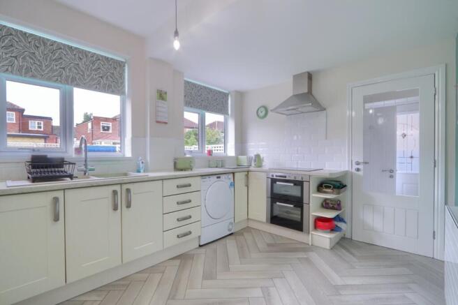 4 bed Semi-Detached for sale Image 4