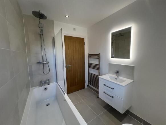 3 - Bathroom in The Ivy.JPG