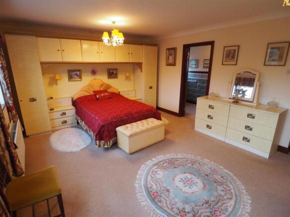 Master Bedroom Into En-Suite 422