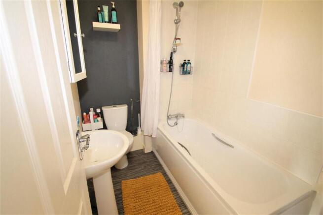 2 bed Terraced to rent Image 5