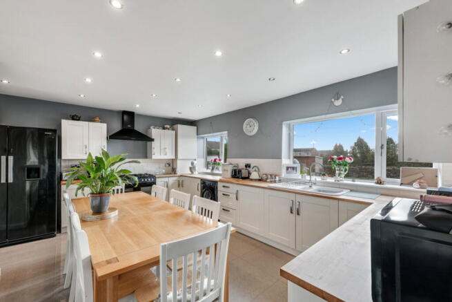 4 bed Semi-Detached Bungalow for sale Image 6