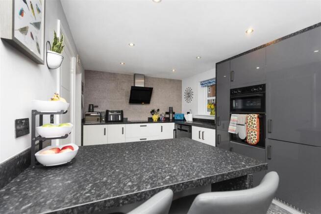 5 bed Detached for sale Image 10