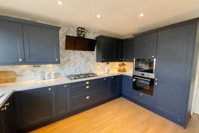 4 bed Detached for sale Image 9