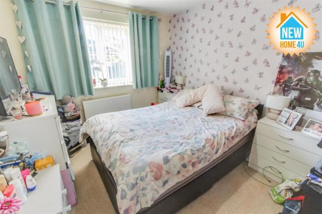 MAIN BEDROOM: