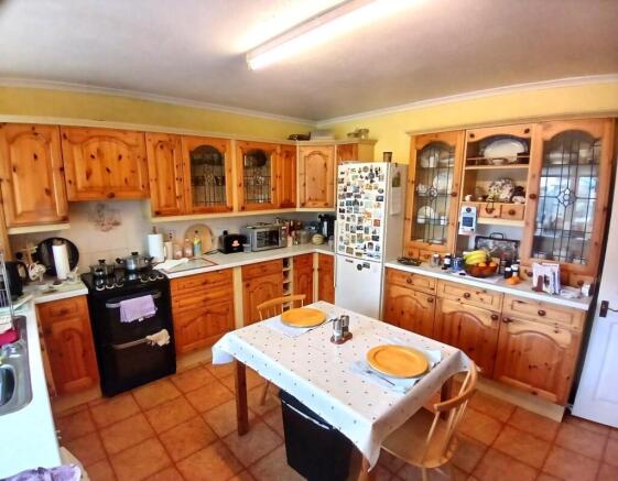 Kitchen 2.jpg