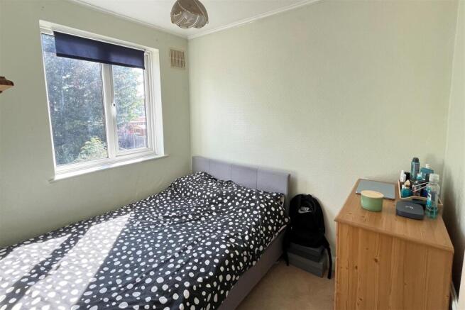 32 Saxon Road bed 2.jpg