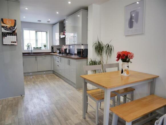 FITTED KITCHEN & DINING AREA
