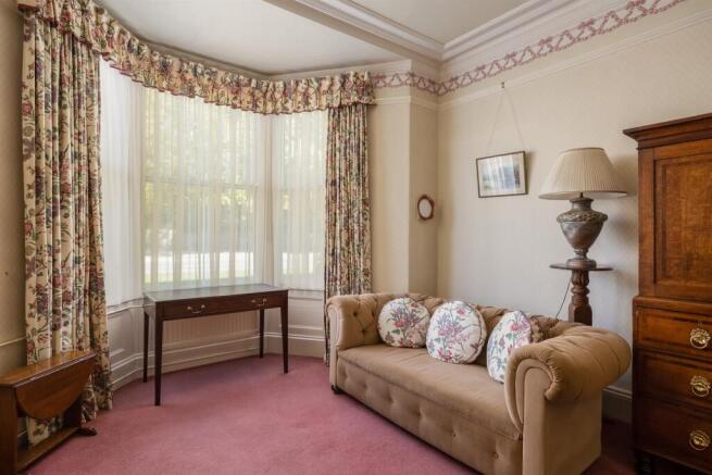 6 bed House for sale Image 9