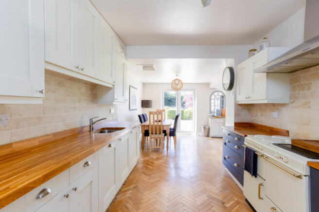 5 bed Detached for sale Image 8