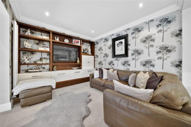 5 bed Detached for sale Image 9
