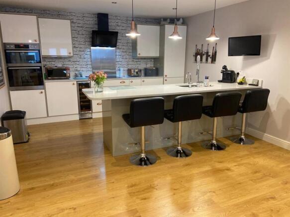 4 bed Semi-Detached for sale Image 7