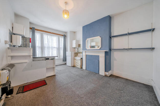 1439662-7-69de710...