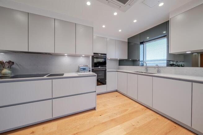 3 bed Flat for sale Image 8