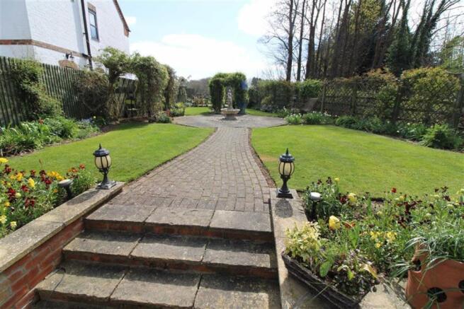 LANDSCAPED REAR GARDEN